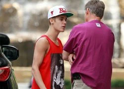 Justin Bieber mặc áo in hình phụ nữ ngực trần