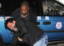 Kanye West đánh paparazzi túi bụi