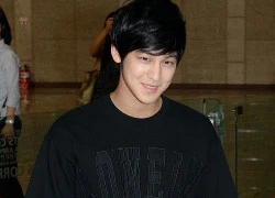 Kim Bum lộ mặt nhợt nhạt ở sân bay Hàn Quốc