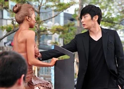 Lee Jun Ki vô tư sờ ngực &#8220;nàng tiên cá&#8221;