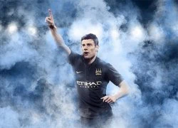 Man City ra mắt áo đấu tối om om