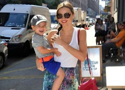 Mẹ con Miranda Kerr đọ vẻ thiên thần với nụ cười tươi rói