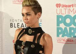 Miley Cyrus lạ mắt với áo dây đan chằng chịt