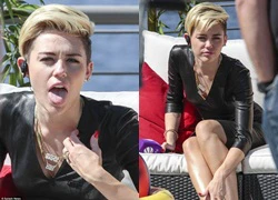 Miley Cyrus lè lưỡi khó chịu vì mặc váy da giữa trời nóng