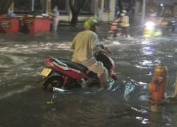 Mưa lớn, đường phố Sài Gòn chìm trong biển nước