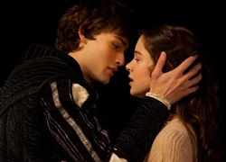 Romeo &#8211; Juliet 2013 khóa môi nồng nàn