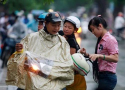 Sĩ tử đội mưa đi thi, giám thị kiểm soát kỹ đồ mang theo