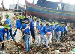 Sinh viên dọn rác nơi cửa biển