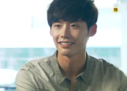 Soo Ha (Lee Jong Suk) thở phào vì được giải oan