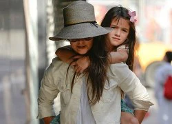 Suri Cruise nhõng nhẽo bám mẹ