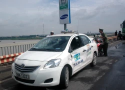 Taxi gây tai nạn liên hoàn trên cầu Thăng Long