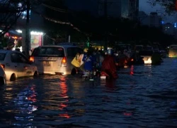 TPHCM: Mưa lớn, nước ngập mênh mông, đường kẹt cứng