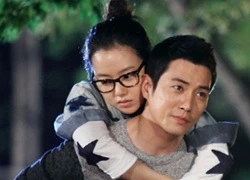 Trai đẹp gò lưng cõng Moon Chae Won say xỉn