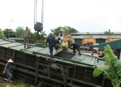 Vụ lật tàu ở Hải Dương: Máy cẩu chuyên dụng cỡ "khủng" cũng gặp khó