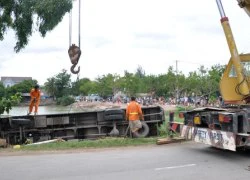 Xe buýt lao xuống hồ, nhiều người hoảng loạn