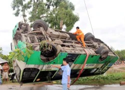 Xe buýt "lội" ao, hàng chục người hốt hoảng