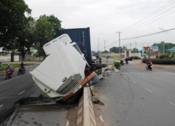 Xe container tông gãy trụ đèn, "nằm vạ" trên dải phân cách