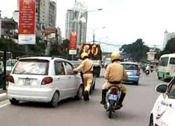 'Xe điên' lạng lách, tông ngã nhiều CSGT giữa thủ đô