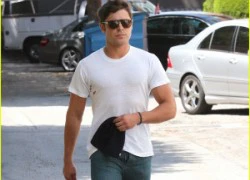 Zac Efron quên kéo khóa quần, mặc áo rách đi đường