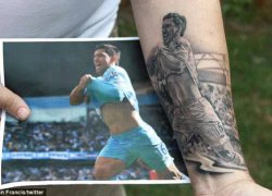 Aguero "hiện hình" trên tay fan cuồng