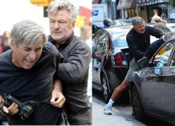 Alec Baldwin vặn tay paparazzi