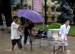 Bác sĩ lội bì bõm cấp cứu bệnh nhân ở Hà Nội