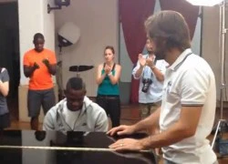 Balotelli nổi hứng chơi piano như ... nghệ sĩ