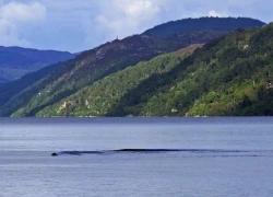 Bắt gặp vật thể khổng lồ di chuyển trên hồ Loch Ness huyền thoại