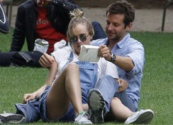 Bradley Cooper quấn lấy cô bồ trẻ trong công viên