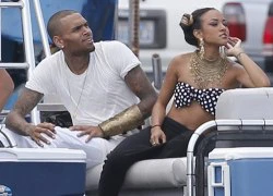 Chris Brown vui vẻ bên người mẫu gốc Việt