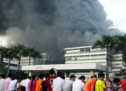 Công ty giày Pou - Yuen chìm trong khói lửa