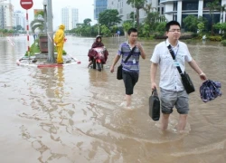 Cuộc sống người Hà Nội đảo lộn vì mưa ngập