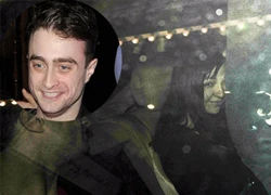 Daniel Radcliffe mệt mỏi ra về với gái lạ