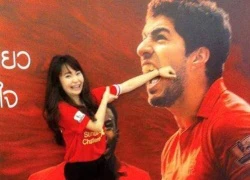 Dậy sóng vì một fan nữ Liverpool chìa tay cho Suarez cắn