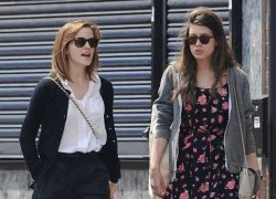 Emma Watson khoe chân thon nuột với sooc jeans