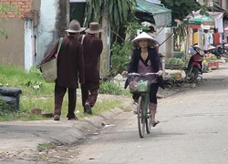 Gã thầy tu đi bán nhang dạo và thuật giản hạn "chỗ kín" cho thiếu nữ