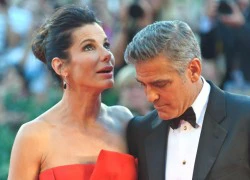 George Clooney 'dòm' ngực Sandra Bullock