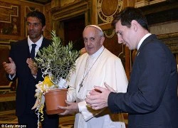 Giáo hoàng Pope Francis ân cần dạy bảo Balotelli và Messi