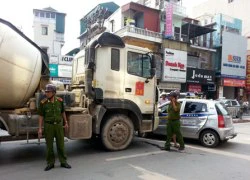 Hà Nội: Tránh xe máy, taxi bị xe trộn bê tông đâm bẹp