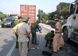 Hai mẹ con tử vong dưới bánh xe container