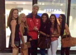 HLV Wenger bị 'đá đểu' vì chụp ảnh cùng 5 fan nữ