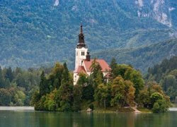 Hòn đảo nổi xinh đẹp giữa hồ ở Slovenia