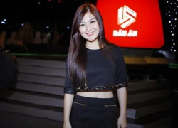 Hương Tràm diện áo khoe eo đi xem liveshow Thu Minh