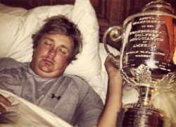 Jason Dufner 'lên giường' với Cup vô địch