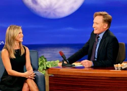 Jennifer Aniston sợ phạm pháp khi hôn trai trẻ