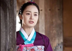 Kim Tae Hee nháy mắt, khoe búp bê bản sao cực dễ thương