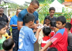 Kompany: Vừa đá bóng vừa học chữ