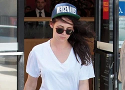 Kristen Stewart đeo kính gãy gọng ra đường