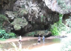 Kỳ ảo hang động Pa Don