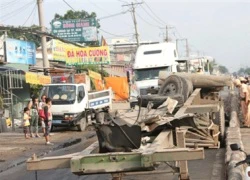 Lật xe container, hai người trọng thương